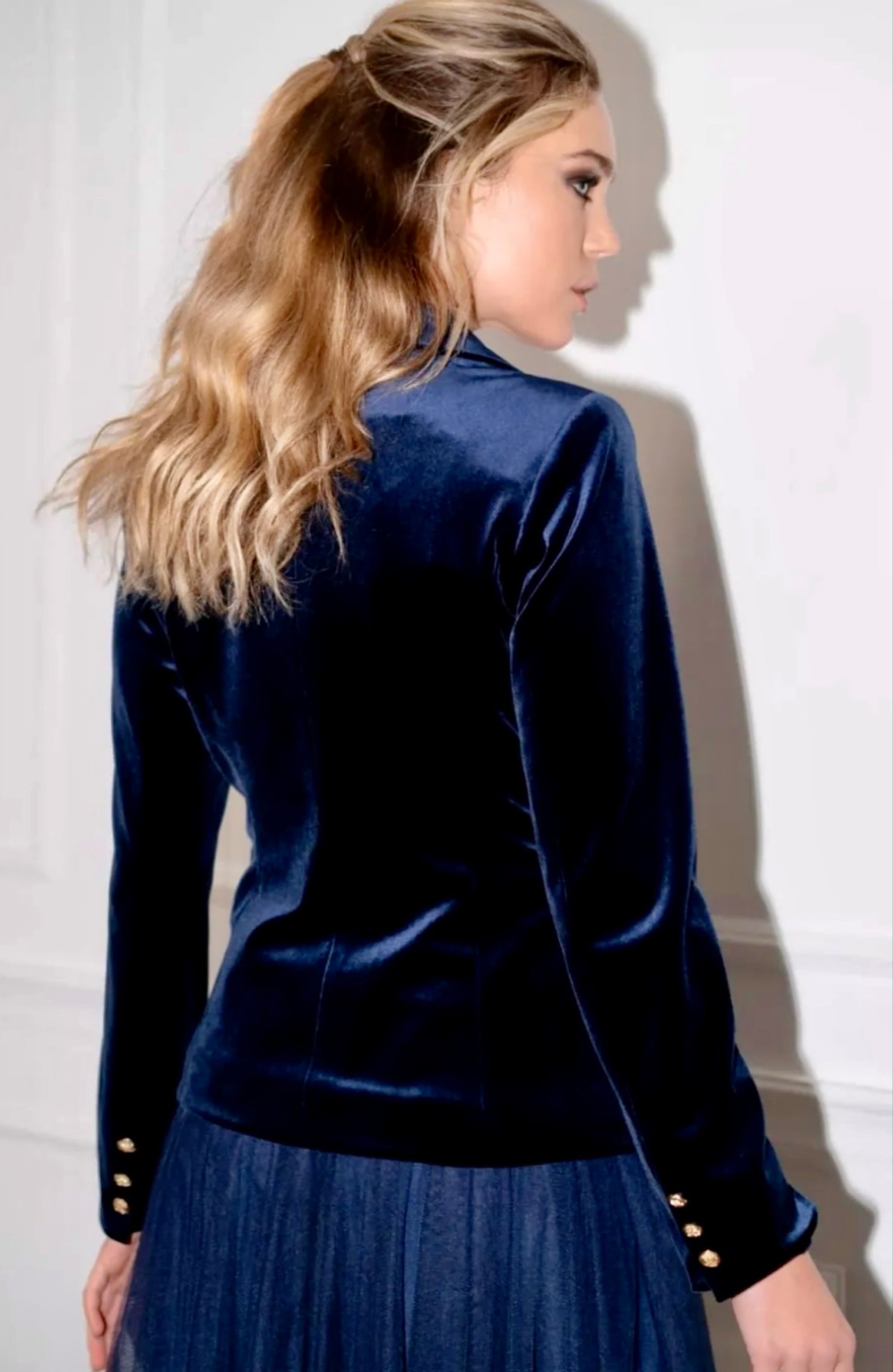 blauer-samtblazer-damen-elegant-business.jpg