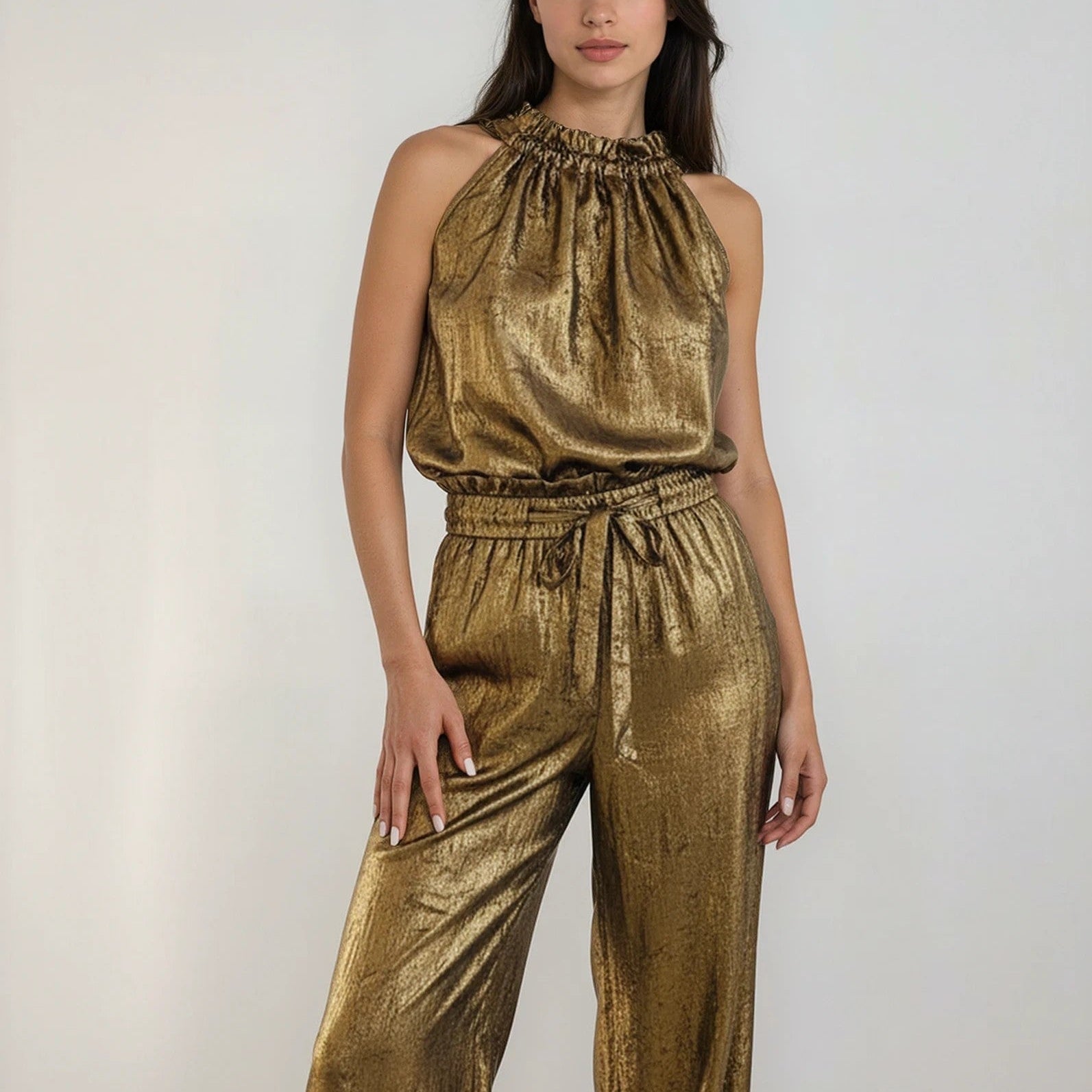 Frau trägt goldenes Neckholder Top aus schimmerndem Metallic‑Stoff – elegantes Damen Top für Abend, Party oder Business Look