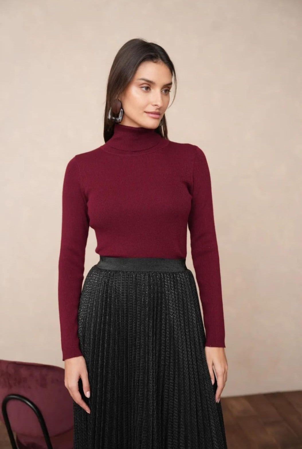Eleganter Damen Rollkragenpullover Bordeaux kombiniert mit Rock