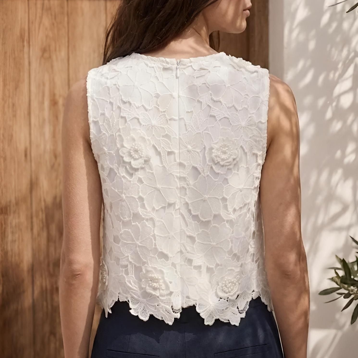 Weißes Damen Spitzen Top mit verdecktem Reißverschluss und wellenförmigem Spitzenabschluss – Rückansicht