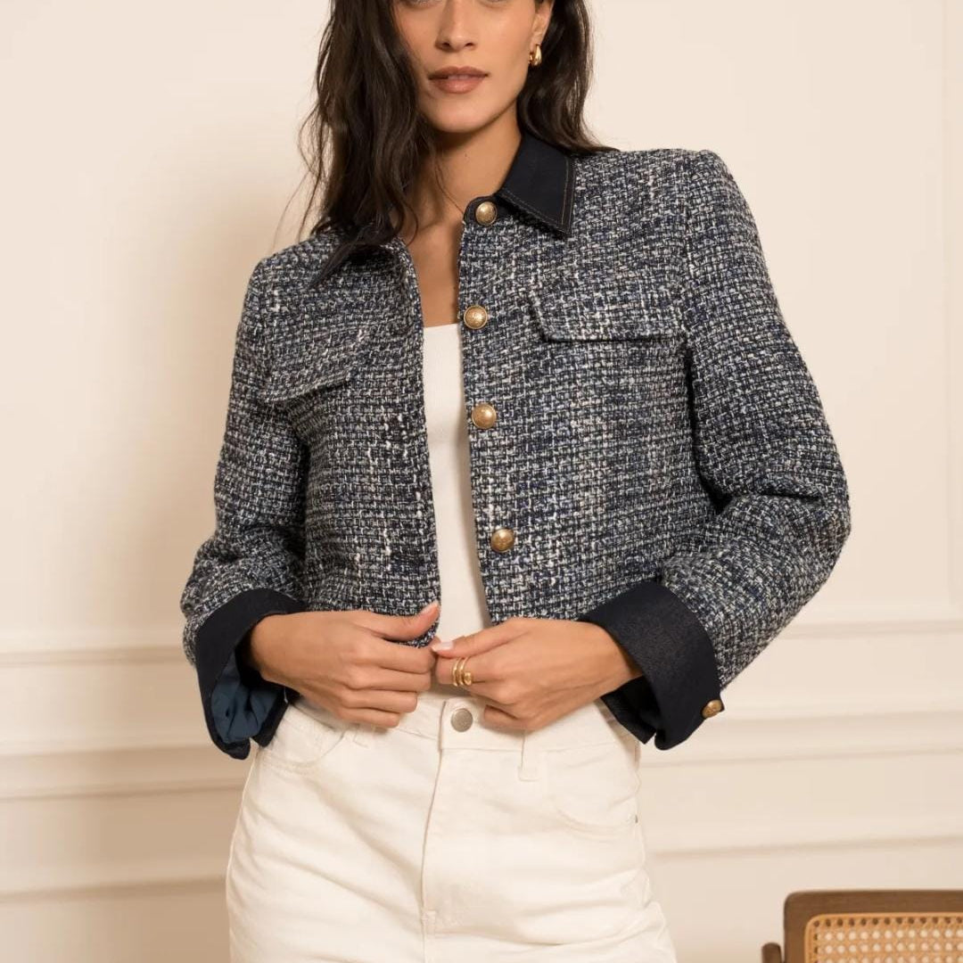Damen Navy Tweed-Blazer mit Denim-Akzenten lässig kombiniert für Business und Casual als Bouclé-Jacke