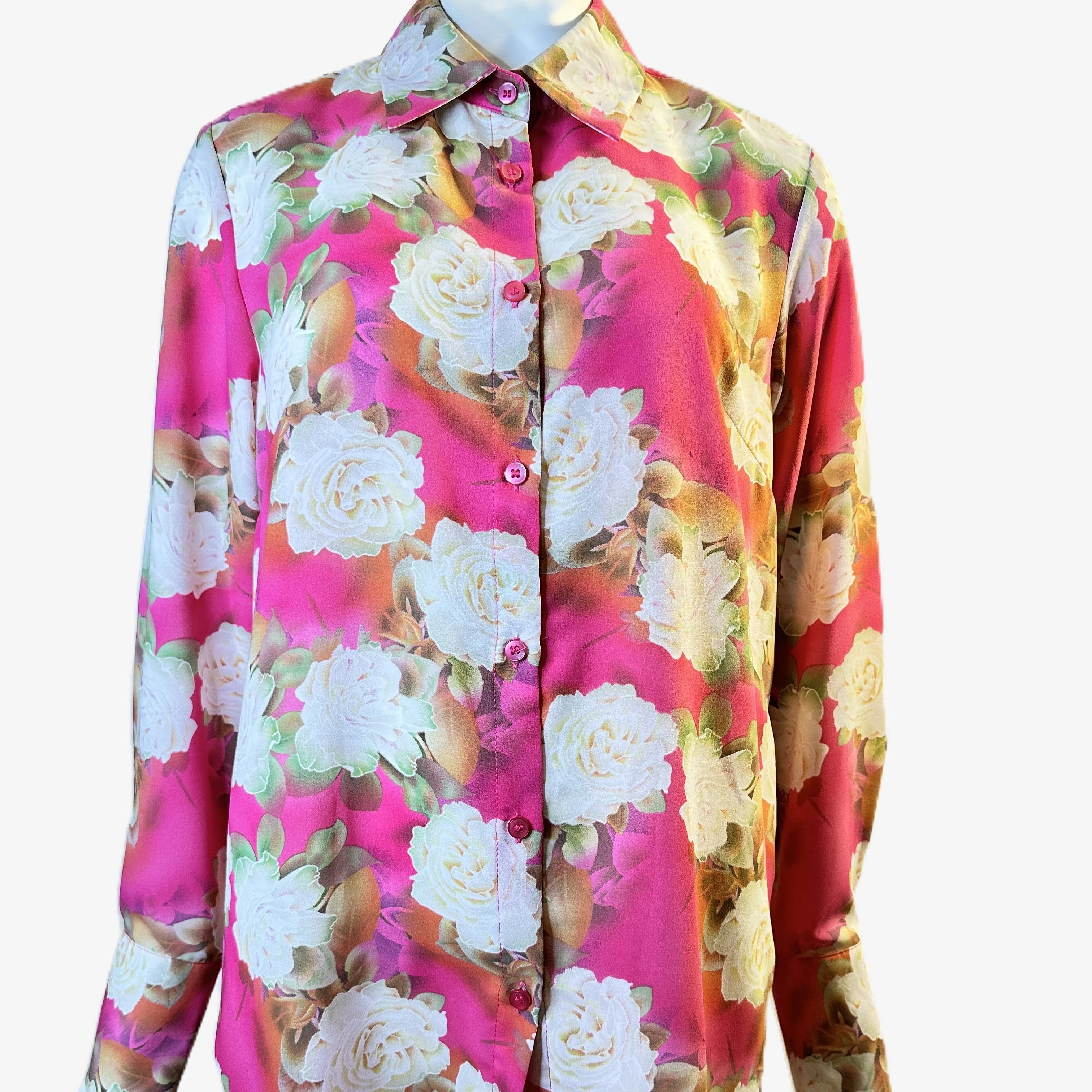 Pinkfarbene elegante Bluse Rosalie mit auffälligem floralem Muster, Hemdkragen, Knopfleiste und langen Ärmeln.