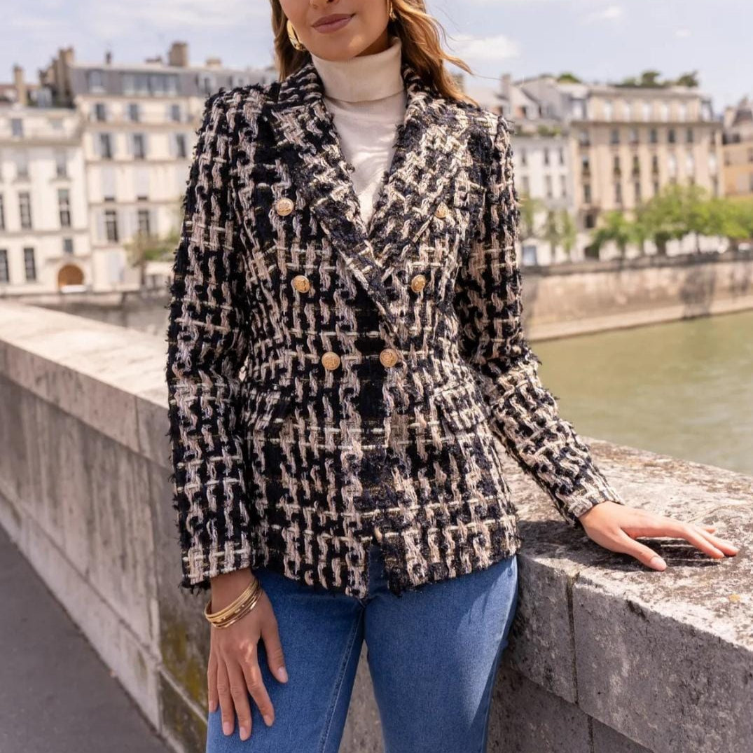 Tweed Blazer Damen mit goldenen Knöpfen und strukturierter Oberfläche im karierten Design