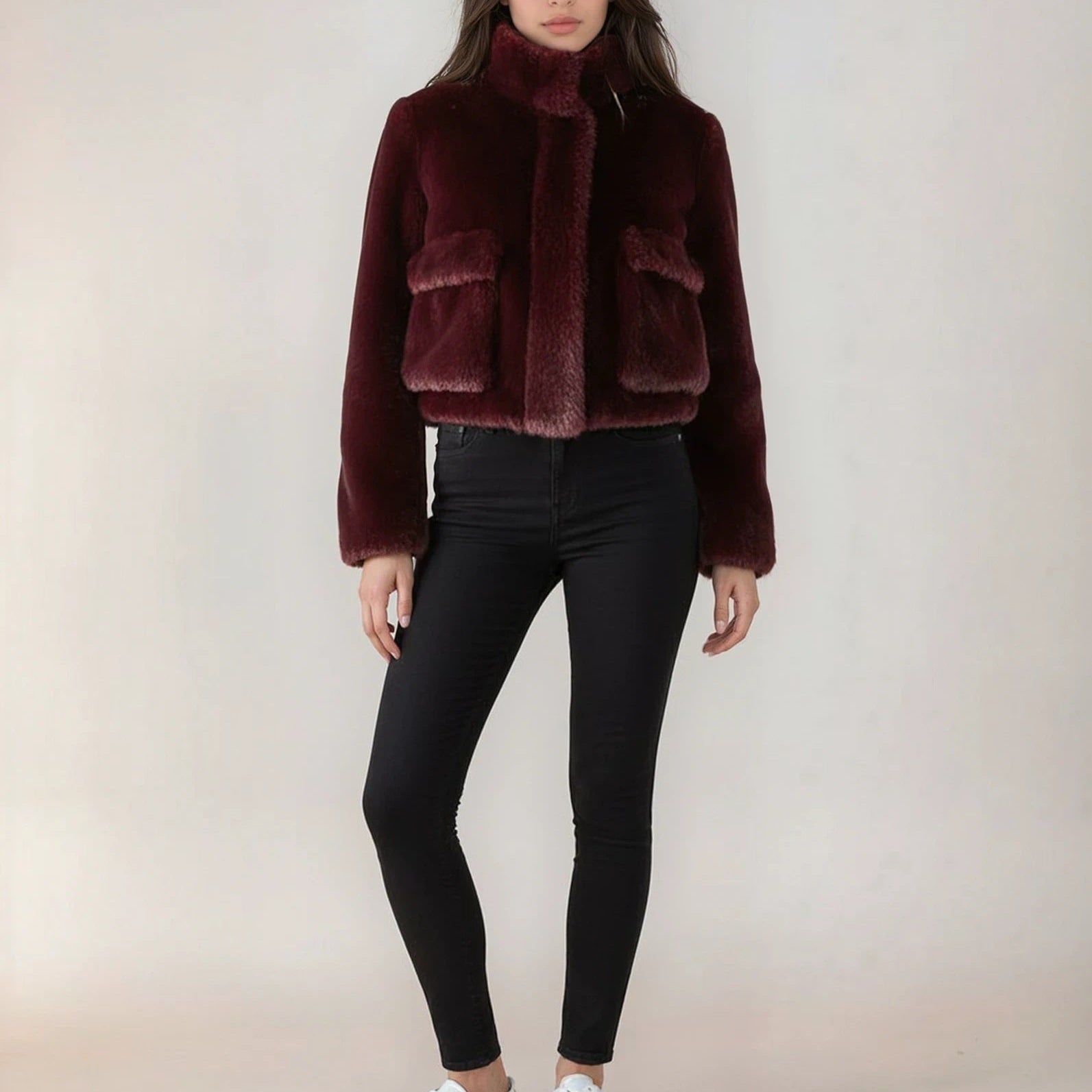 Damen Kunstfelljacke in Bordeaux – kurze elegante Winterjacke mit Reißverschluss, Frontansicht