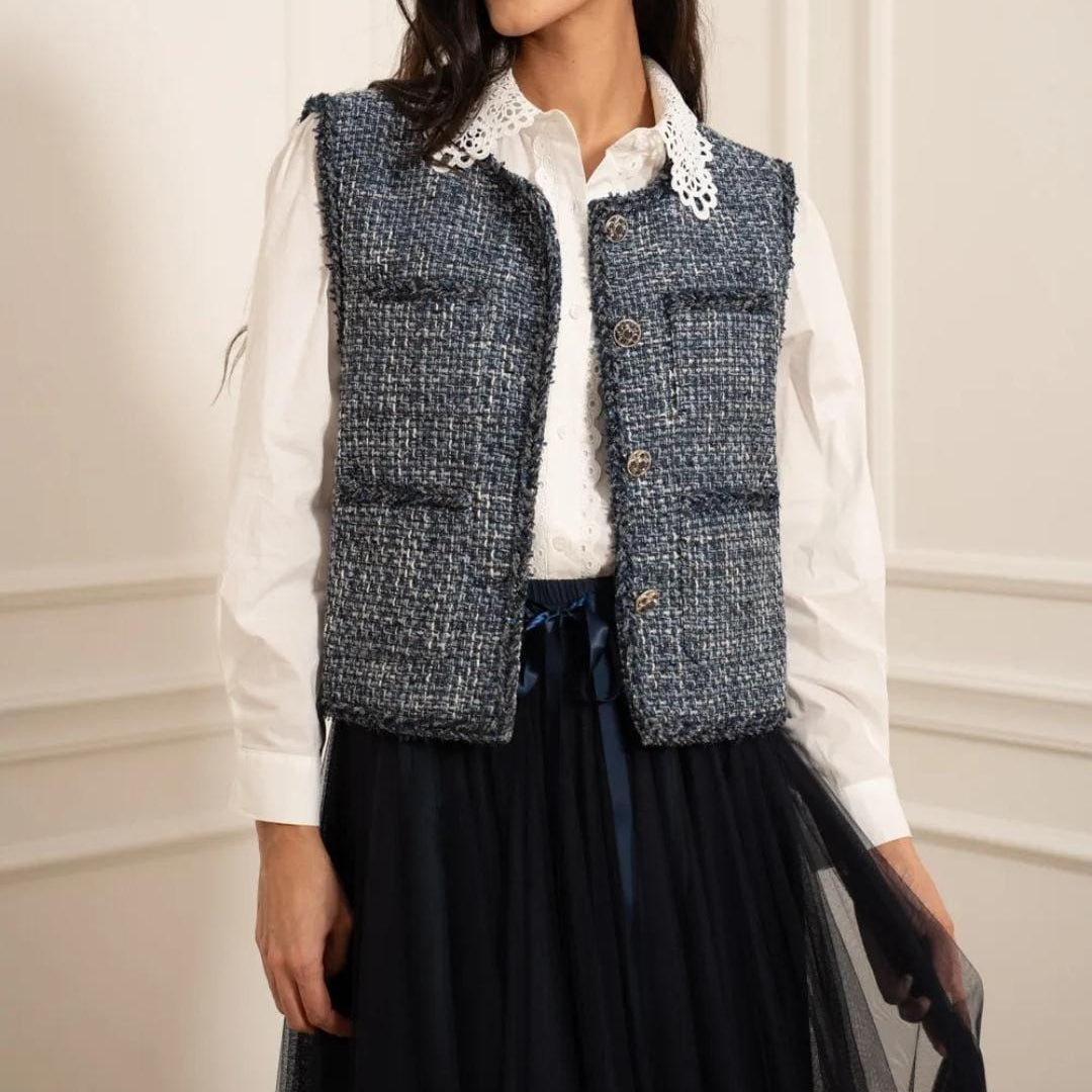 Französische Tweed Weste Detail - Strukturierter Bouclé Stoff in Grau Blau mit handgearbeiteten Fransenkanten und klassischer Knopfleiste