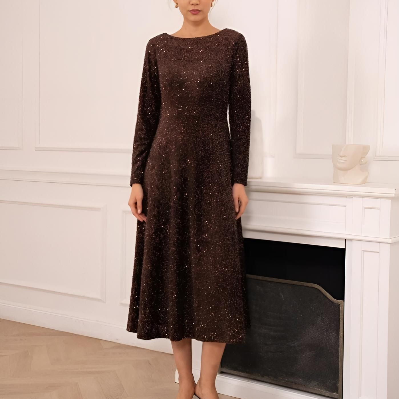 Braunes glitzerndes Langarm‑Midikleid im französischen Stil, getragen in einem eleganten Innenraum