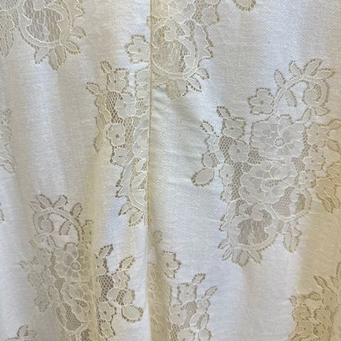 kleid-creme-blumen-stickerei-detail