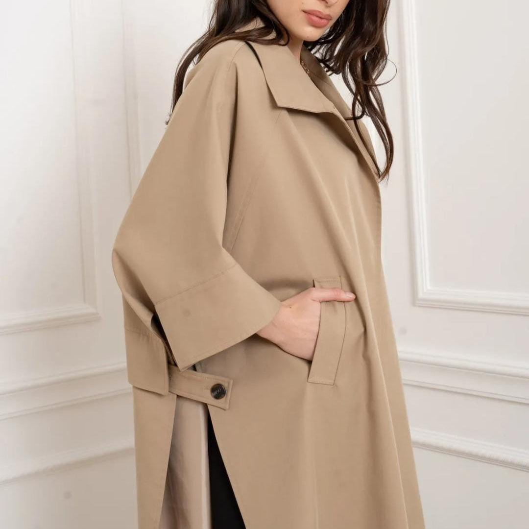 Details beiger Cape-Mantel - Hochwertiger Stehkragen und goldene Statement-Ohrringe - Feminine Frühjahrsmode