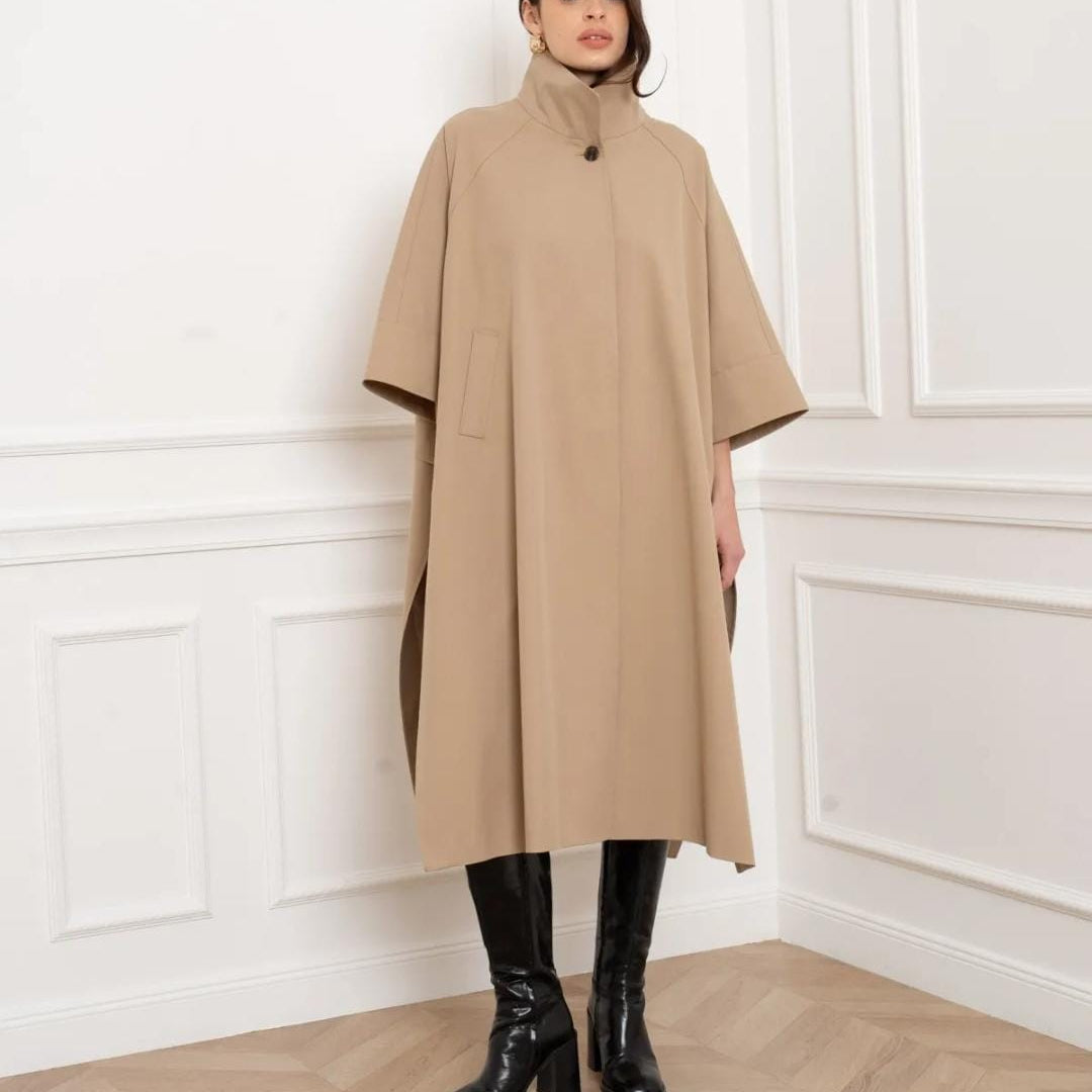 Beiger Cape-Trenchcoat für Damen - Eleganter Übergangsmantel in Oversize mit schwarzen Stiefeln - Französischer Modestil
