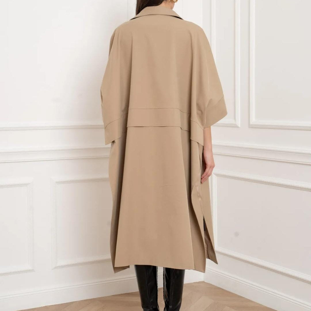 Rückenansicht Cape-Trenchcoat in Beige - Oversized Schnitt mit klassischen Manteldetails - Eleganter Pariser Stil
