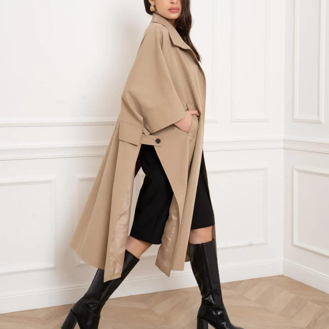 Beiger Damen Trenchcoat in Cape-Style - Seitenansicht mit schwarzer Hose und Stiefeln - Moderner französischer Look