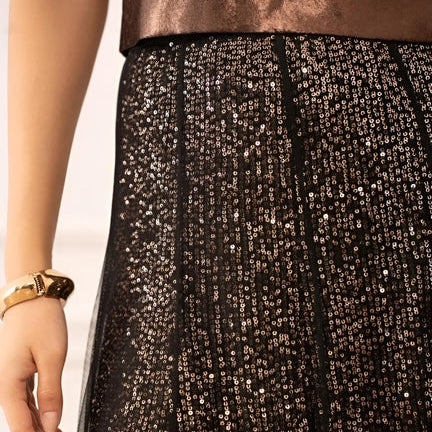 Detailaufnahme des schwarzen Pailletten‑Tüllrocks in Midi‑Länge mit schimmernder Oberfläche