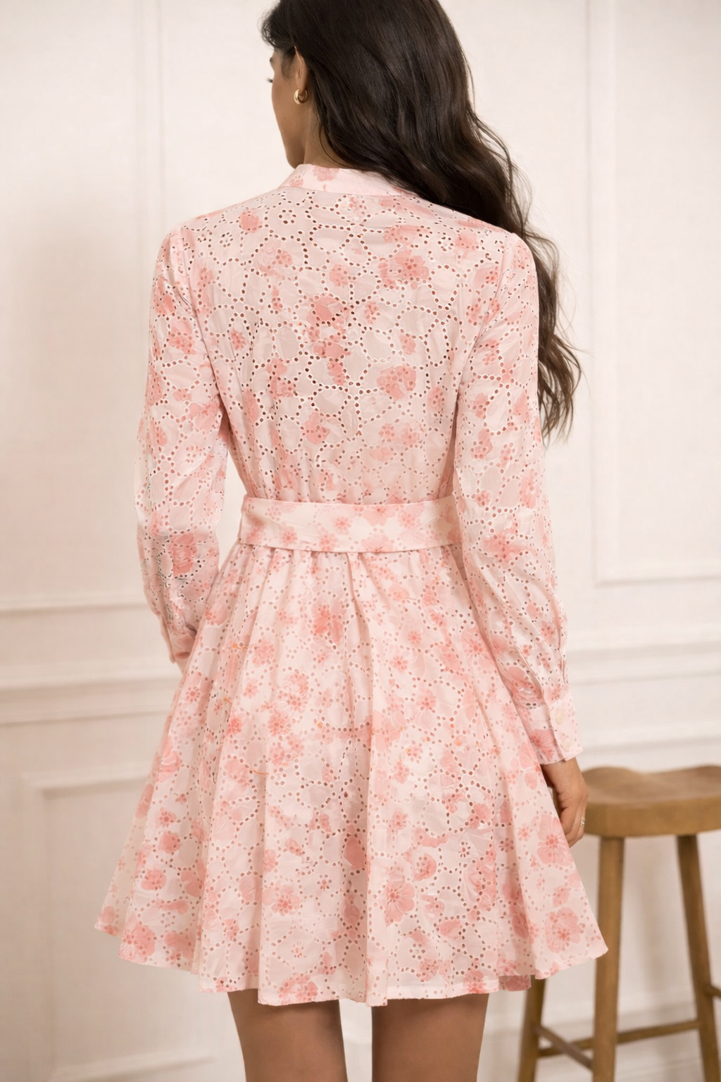 Rückansicht-Damen-Baumwollkleid-Rosa-Durchgehende-Knopfleiste-Bindegürtel