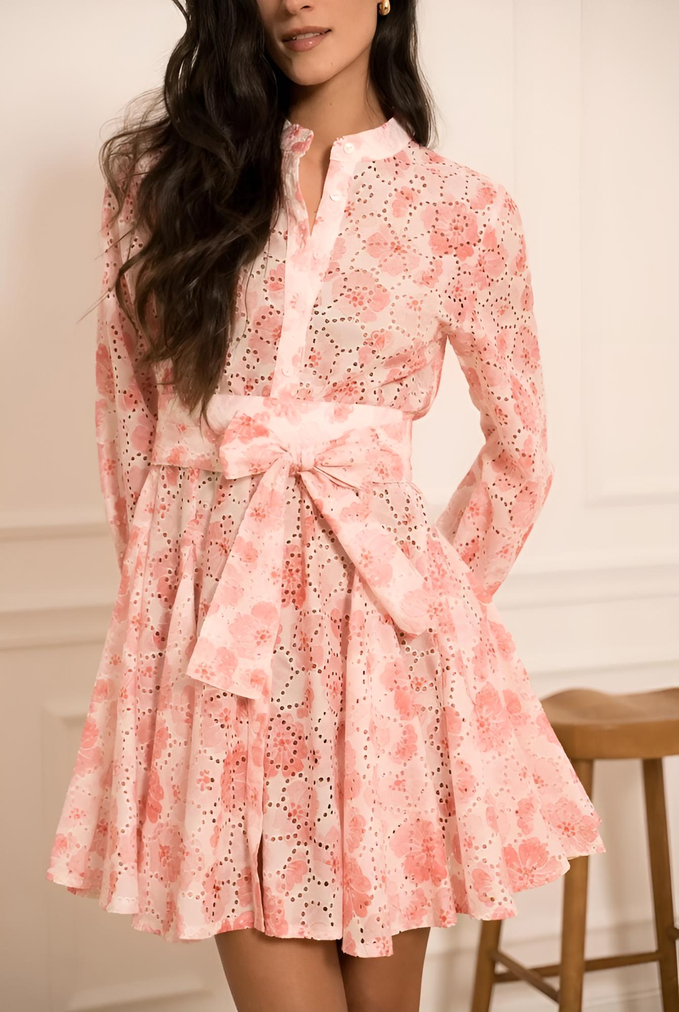 Frontansicht-Stehkragen-Knopfleiste-Rosa-Baumwollkleid-Lochstickerei mit Bindegürtel
