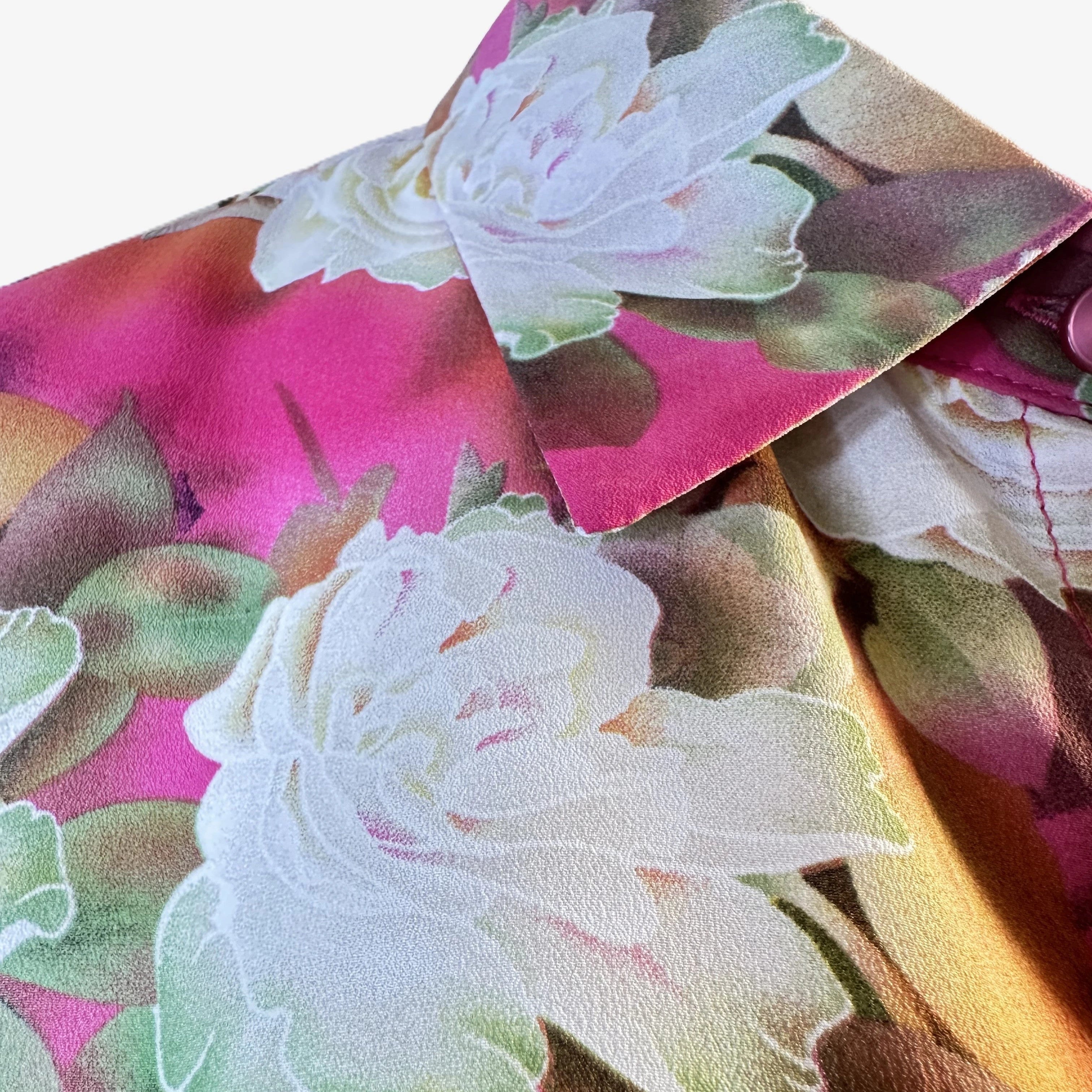 Elegante Bluse Rosalie mit buntem Blumenprint, Hemdkragen und langen Ärmeln.