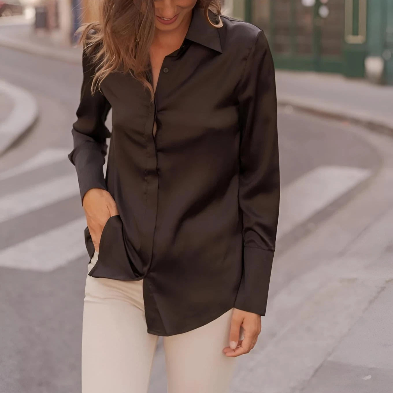 Damen-Satinbluse La Brillance khaki mit Kragen, Manschettenärmeln und tailliertem Schnitt