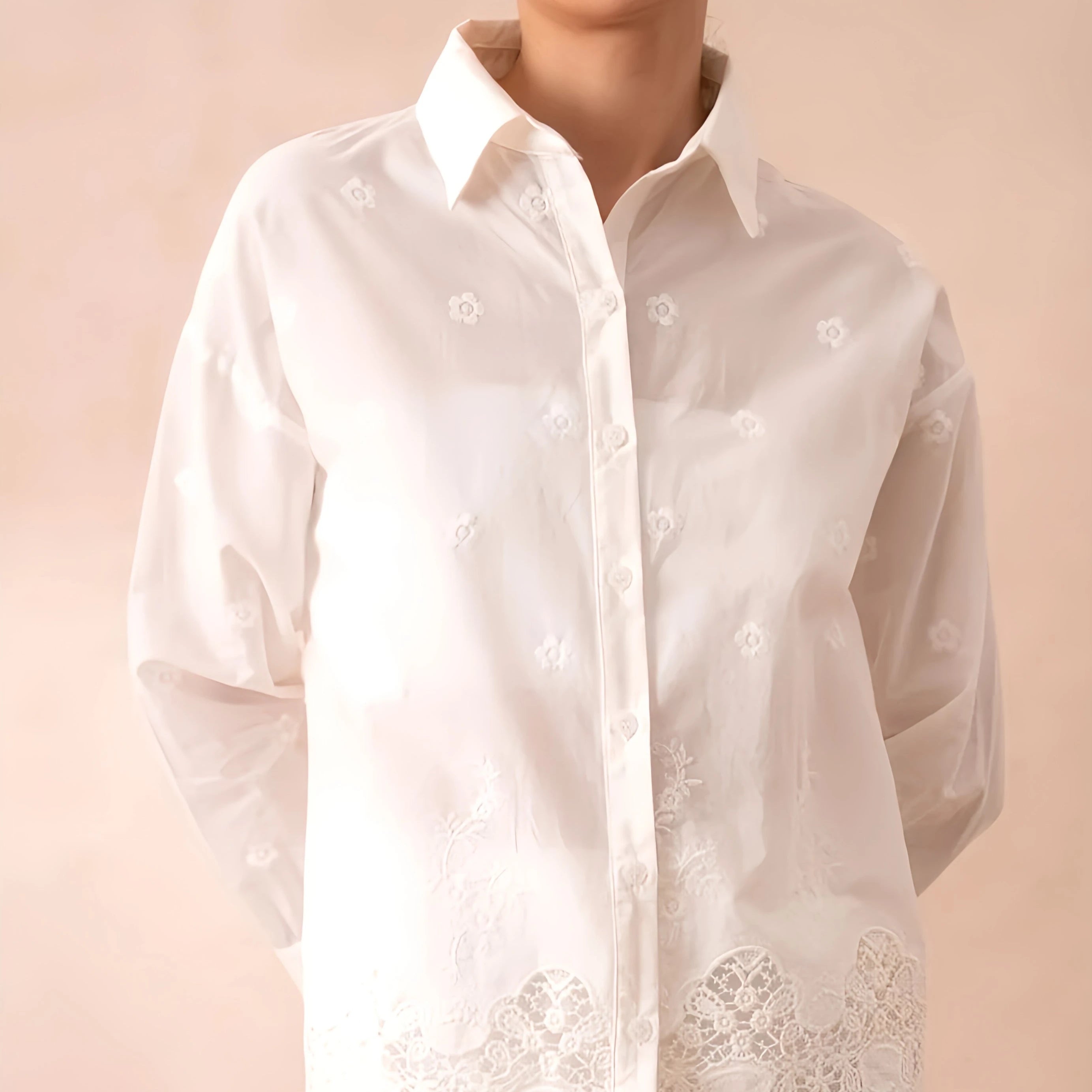 Oversized-Bluse Isabella in Weiß mit dekorativer Stickerei, Hemdkragen und lockerem Schnitt.