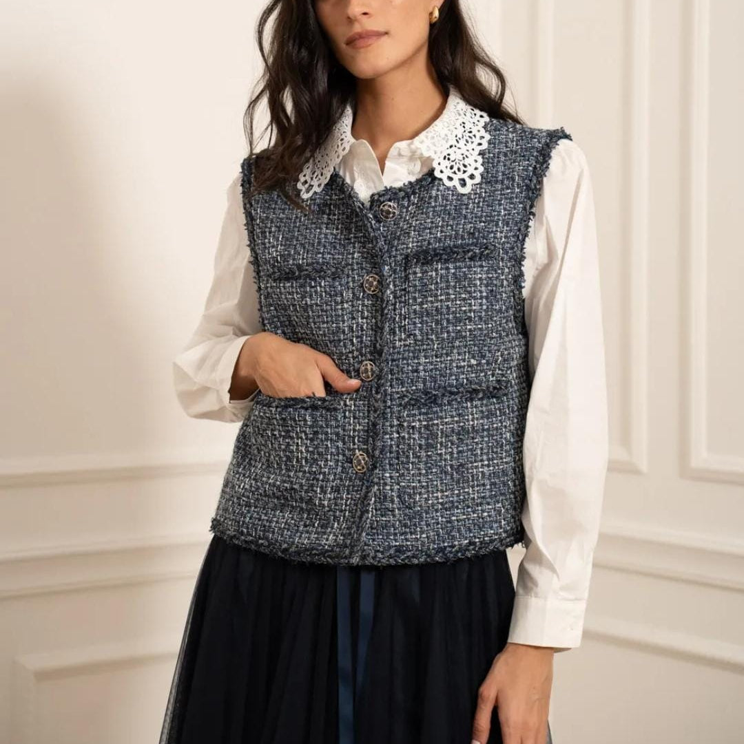 Elegante Damen Blazerweste in Grau-Blau aus hochwertigem Tweed Bouclé Stoff mit dekorativer Knopfleiste und aufgesetzten Taschen
