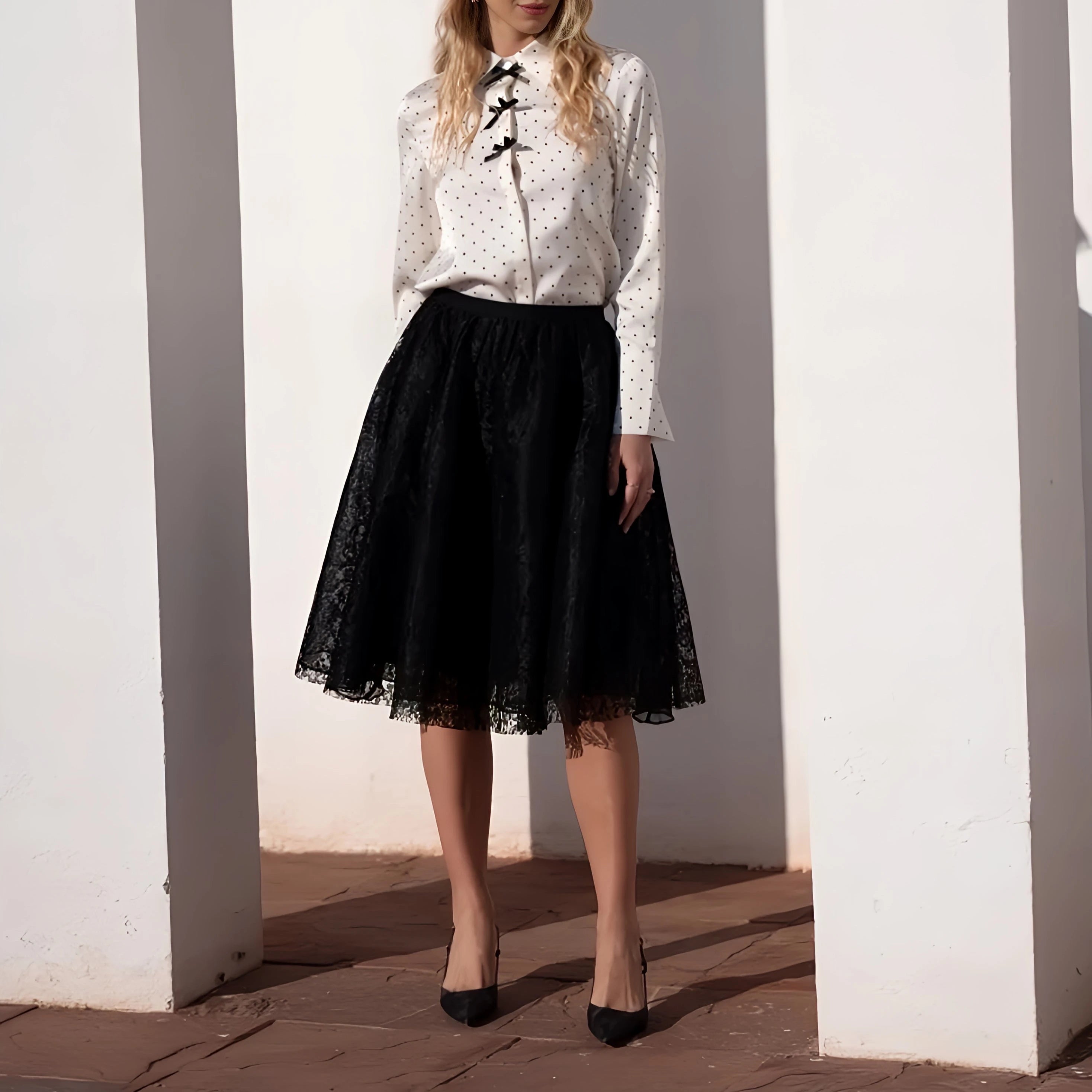 Hemdbluse Charlotte mit Polka-Dots, Kragenschleifen und Manschettenärmeln.