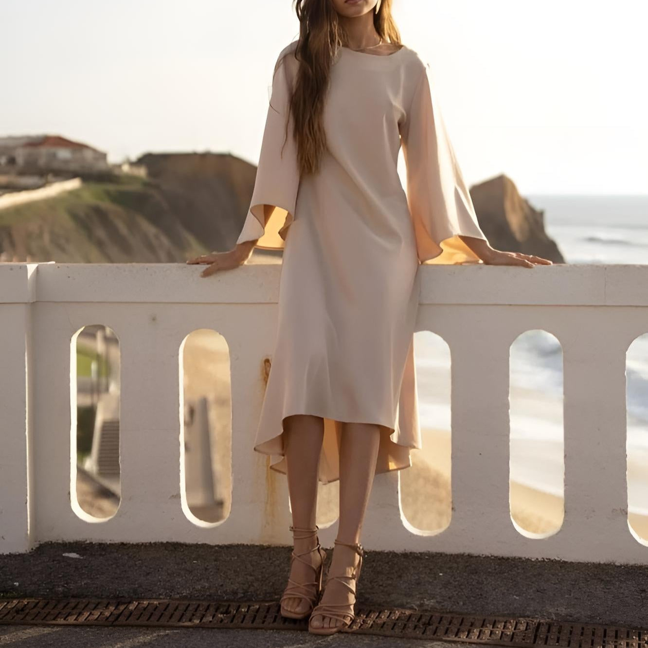 elegantes-midikleid-in-creme-mit-trompetenaermeln-stilessenz.jpg