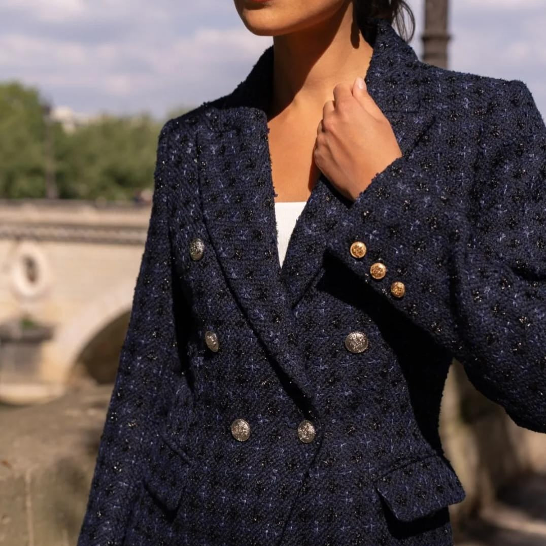 Nahaufnahme Damen Blazer dunkelblau Doppelreiher, Stoffstruktur und Knopf-Detail