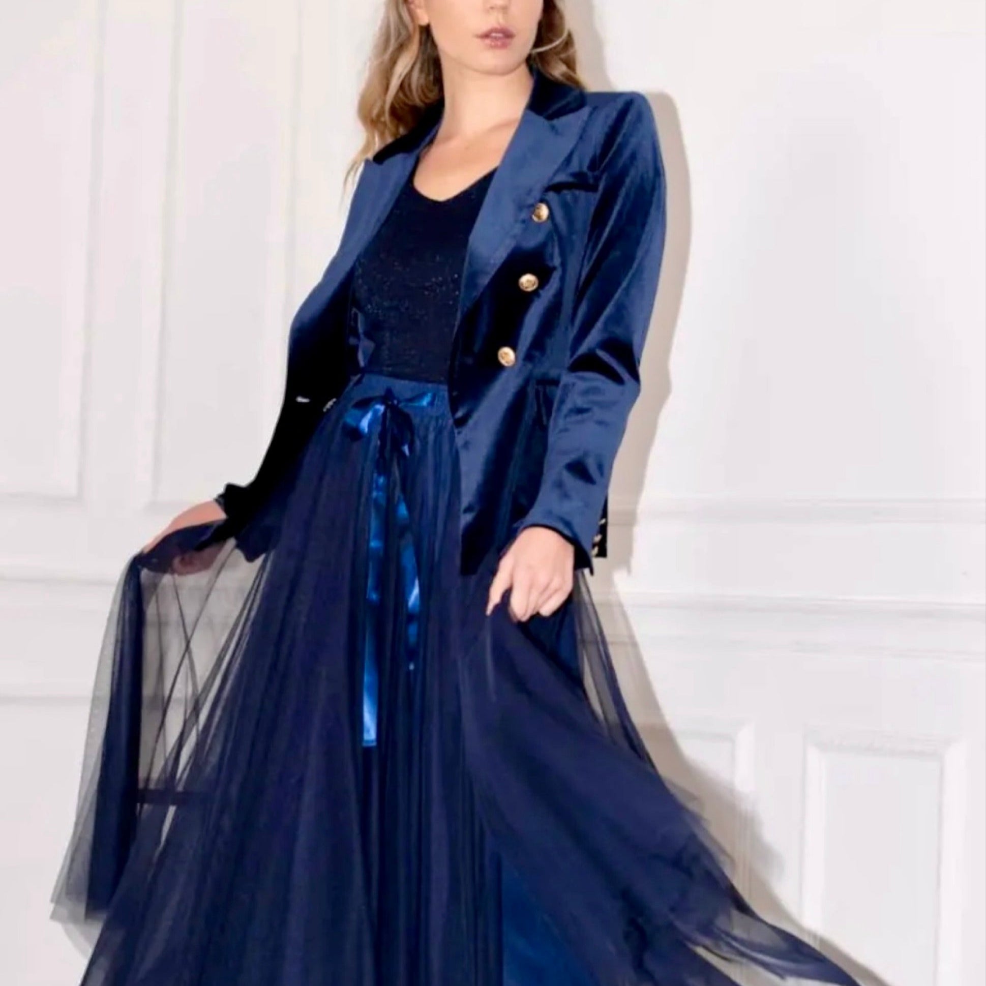 blauer-samtblazer-damen-elegant-business.jpg

