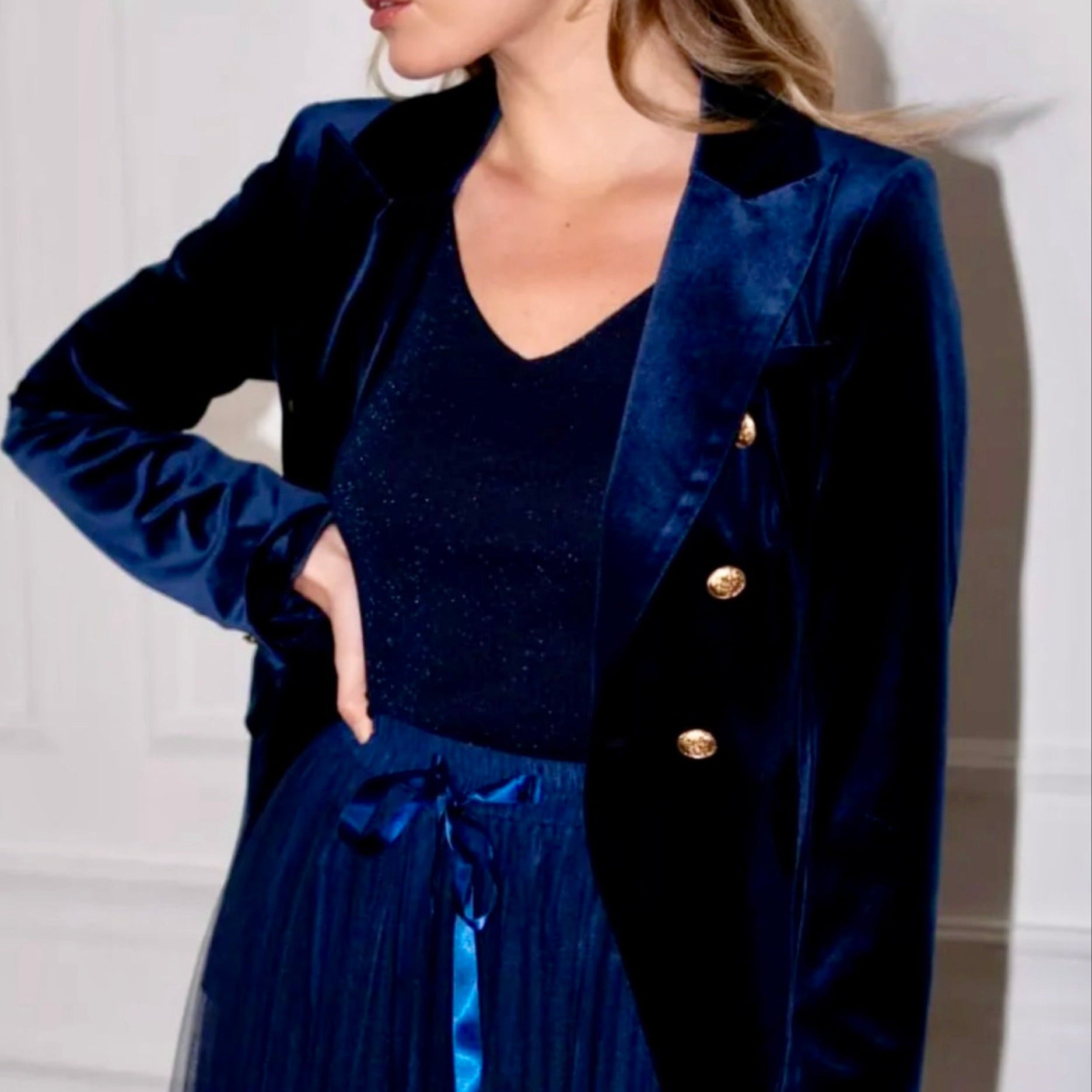 blauer-samtblazer-damen-elegant-business.jpg

