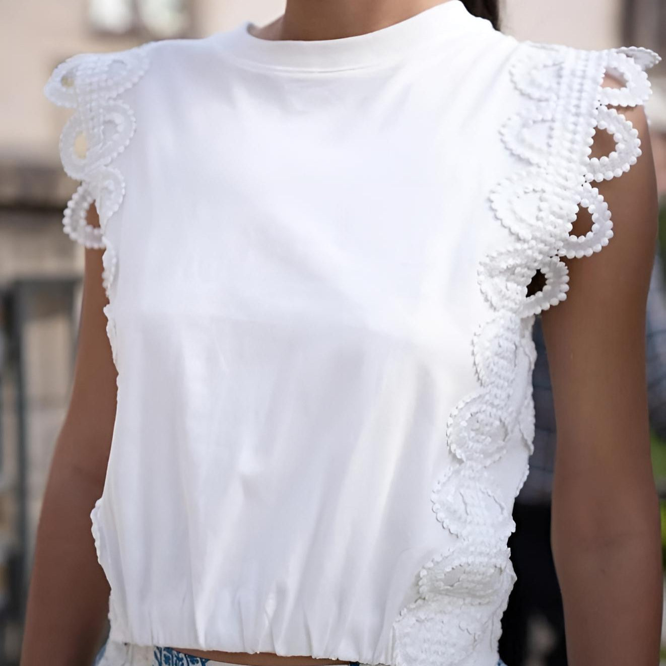 weisses-crop-top-mit-lochstickerei-an-den-aermeln-stilessenz.jpg
