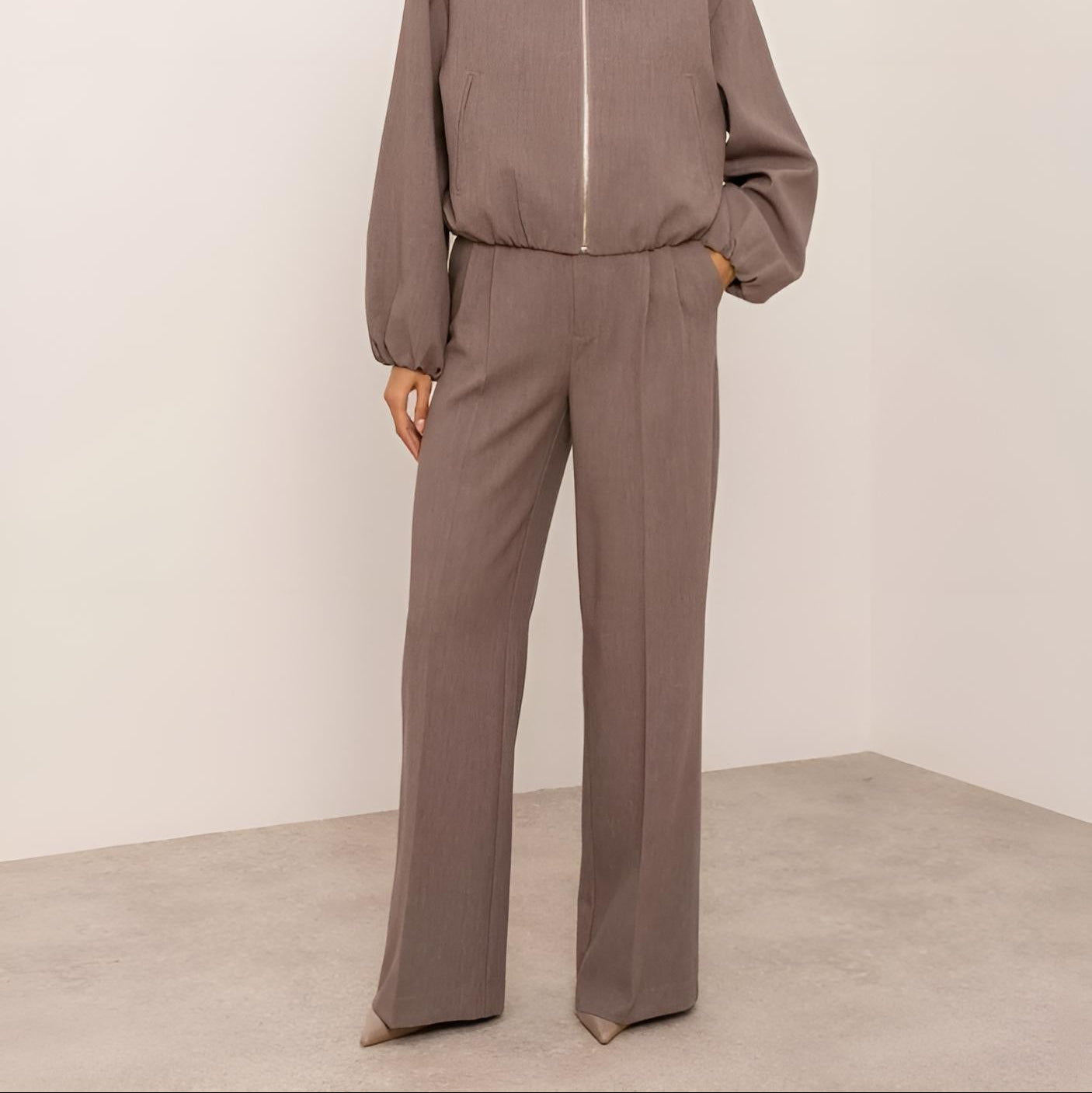 weite-stoffhose-damen-taupe-high-waist-elegant-stilessenz.jpg