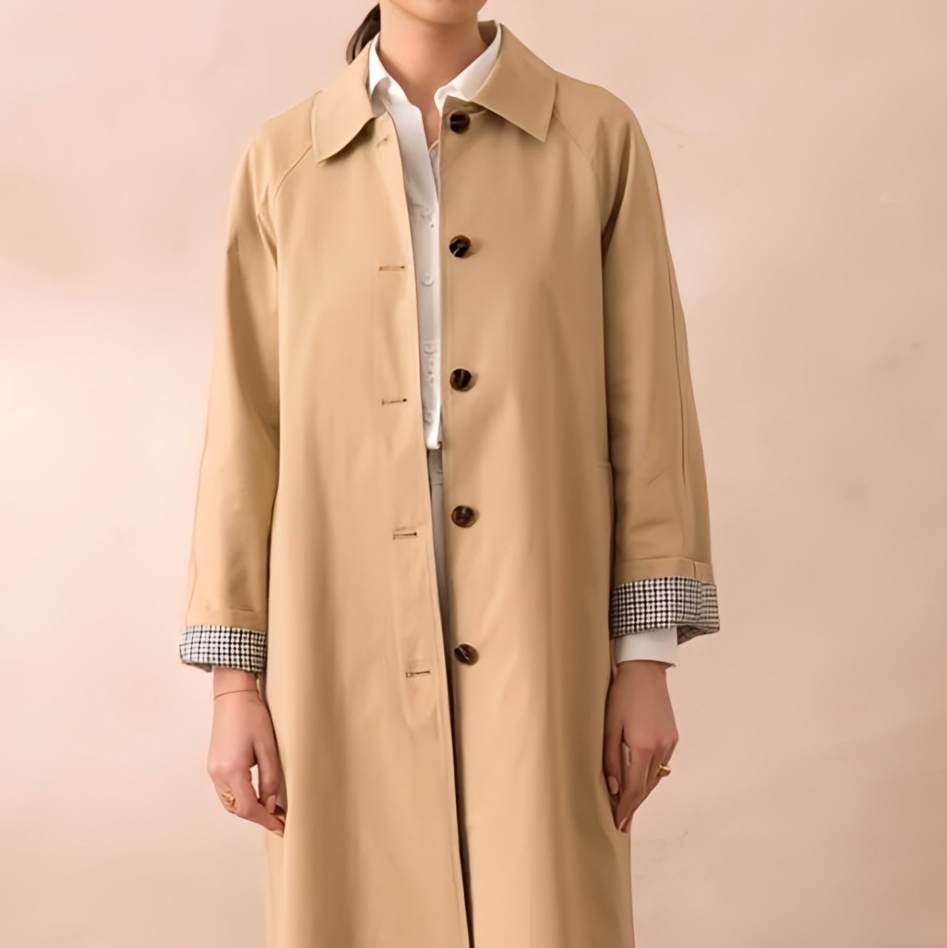 Detailansicht eines langen beigen Damen Trenchcoats mit Knöpfen