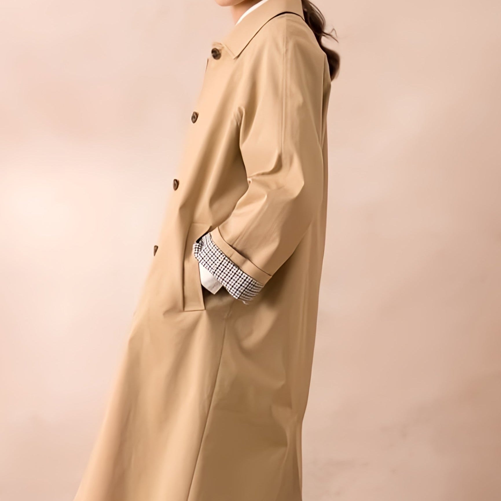 Eleganter beiger Trenchcoat für Damen, Seitenansicht mit langen Ärmeln