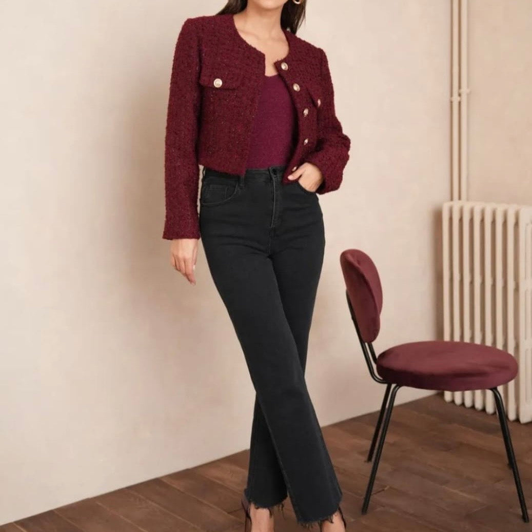 Outfit mit bordeaux Damenblazer Bouclé elegant kombiniert mit Jeans und Pump