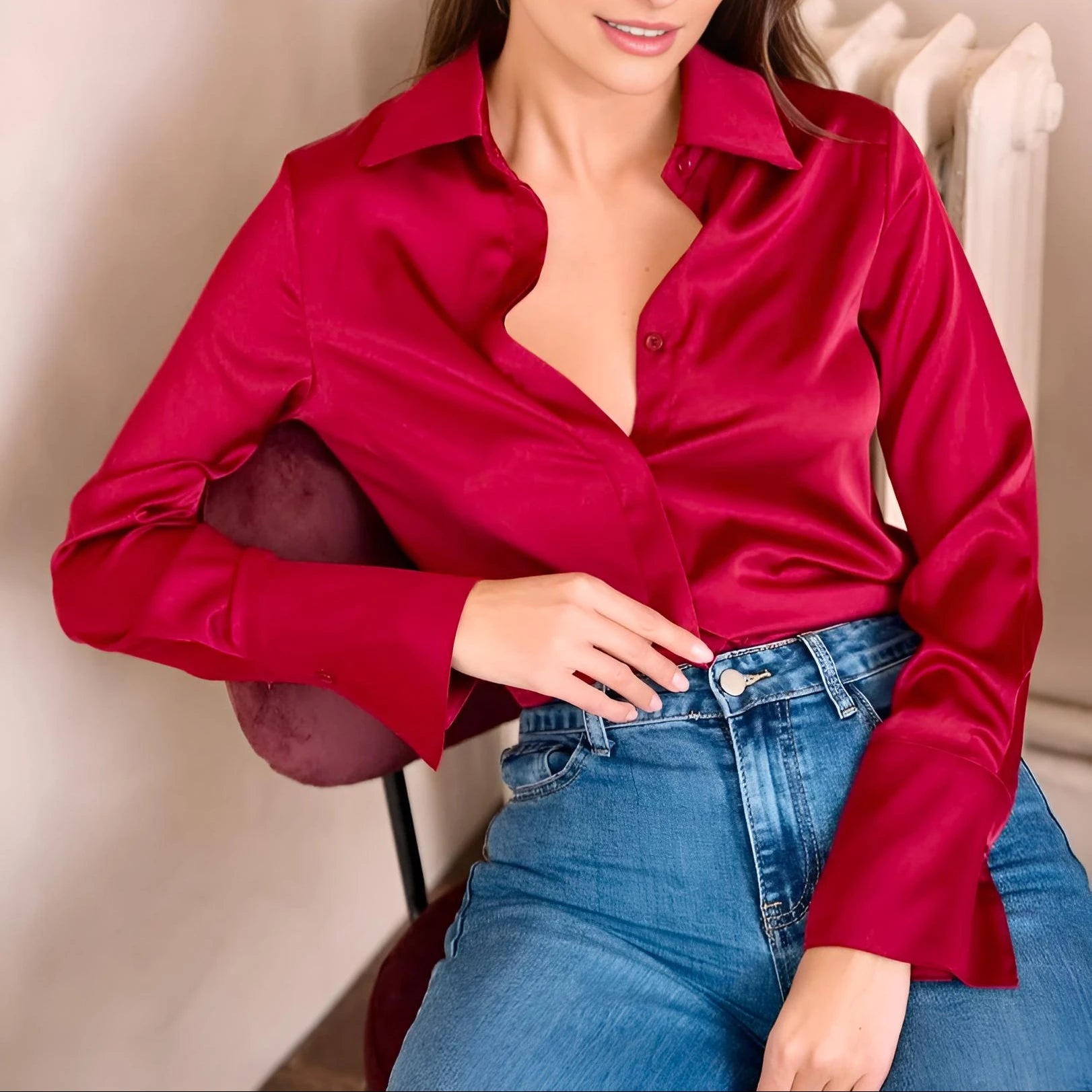 Satinbluse La Brillance in Bordeaux mit Knopfleiste, Kragen und langen Ärmeln.