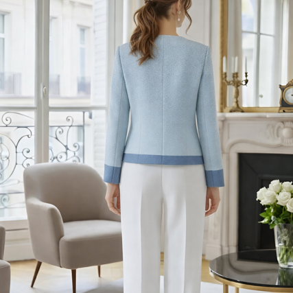 Taillierter Bouclé Blazer in Hellblau - Rückansicht zeigt feminine Silhouette und kontrastierende dunkelblaue Manschetten