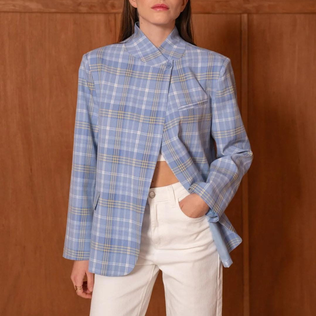Damen Hellblau Karo Blazer Asymmetrische Knopfleiste Stehkragen Detail Nahaufnahme