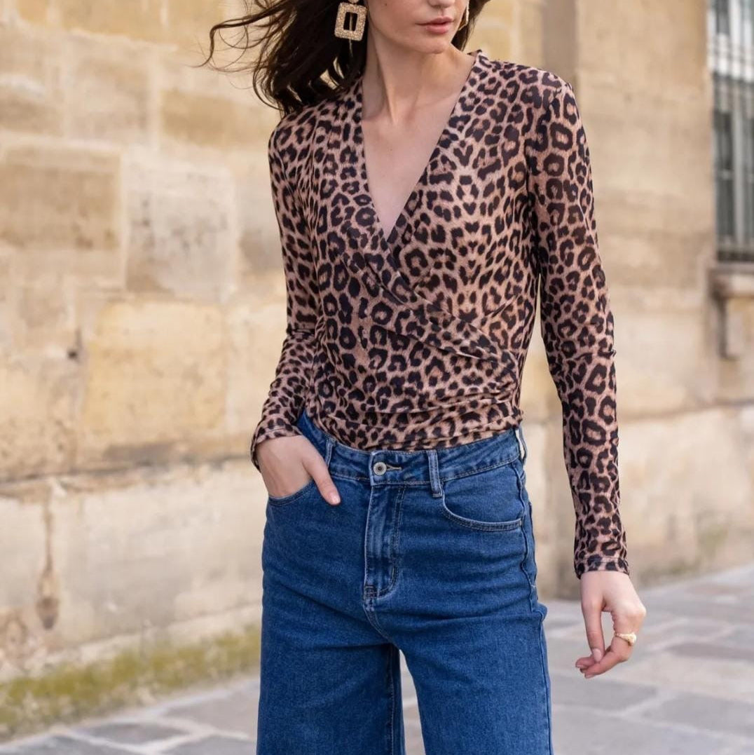 Damen Oberteil Braun mit Leo Print, langärmlig und figurbetont kombiniert mit blauer Jeans – STILESSENZ Fashion