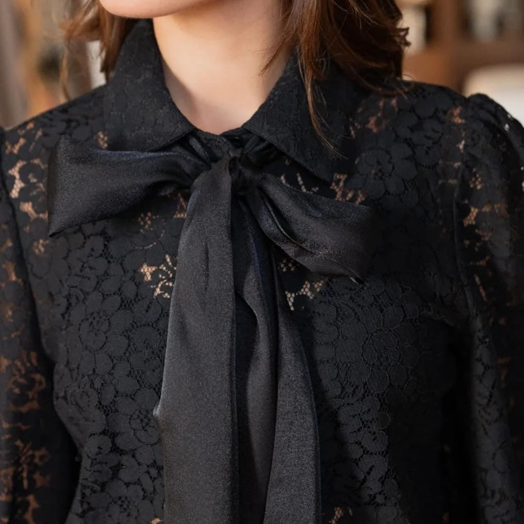 Detailansicht Damen Bluse Schwarz Spitze mit Schleife, edles langärmliges Oberteil – STILESSENZ
