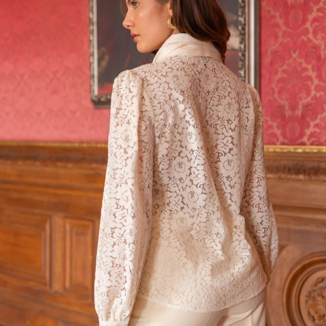 Rückansicht Damen Bluse Weiß Spitze, langärmlig mit floraler Struktur, elegante Mode von STILESSENZ