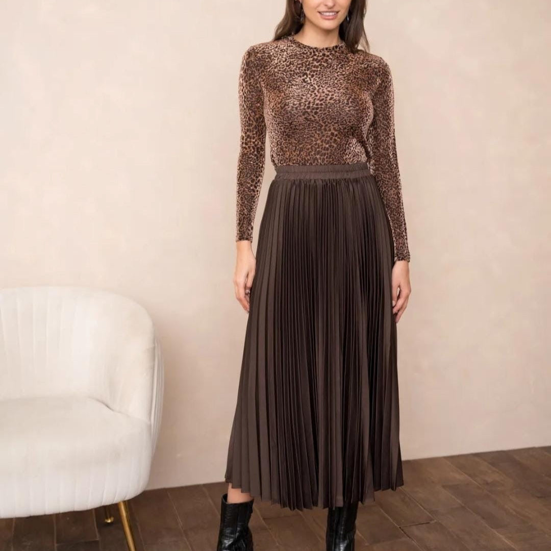 Damen Maxirock Braun im Plissee-Stil, eleganter Faltenrock aus Polyester, kombiniert mit Leo-Print Oberteil – STILESSENZ Fashion