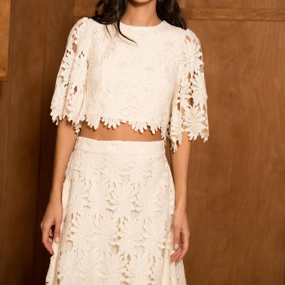 Crème Spitzen-Zweiteiler bestehend aus einem gefütterten Crop Top mit floralem Cutwork-Muster und ausgestellten Ärmeln mit Bogenabschluss sowie einem passenden gefütterten Midi Rock in A-Linie aus hochwertiger Polyester-Spitze