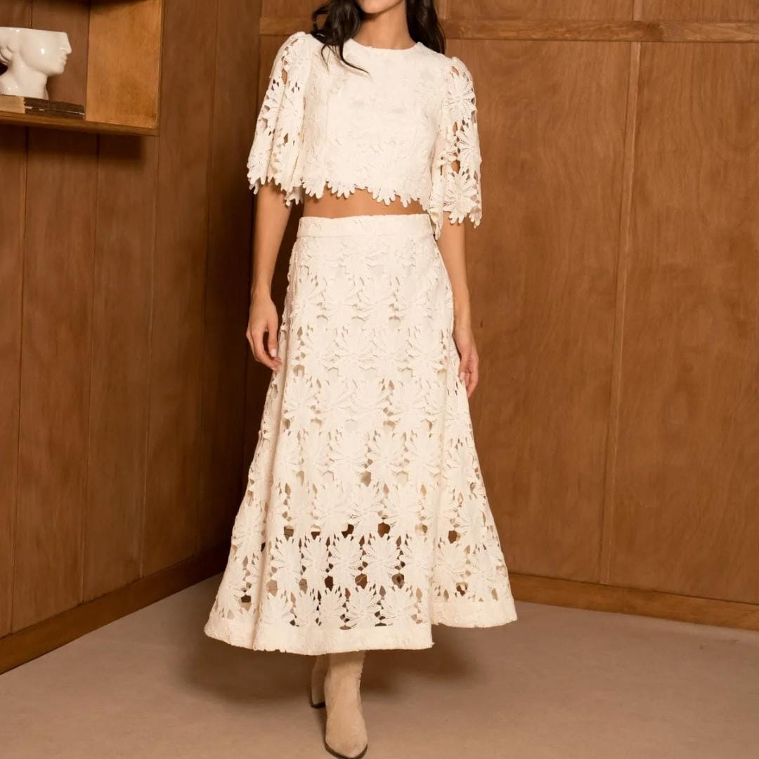 Damen Spitzen-Zweiteiler in Crème – Ganzkörperansicht mit geflochtenem Crop Top aus floraler Cutwork-Spitze und elegantem Midi Rock in A-Linie, vollständig gefüttert, ideal für Hochzeit, Standesamt und besondere Anlässe