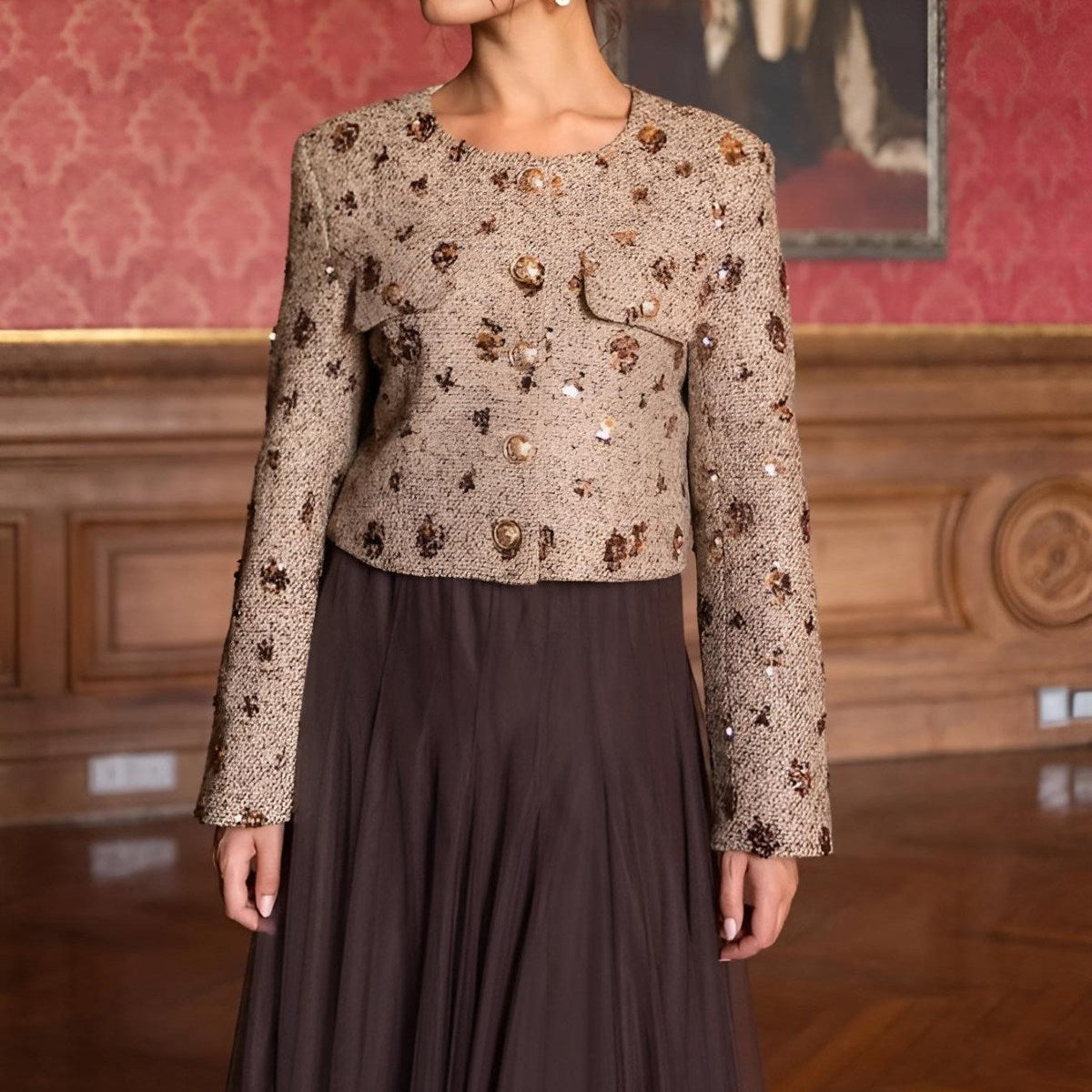 Damen Kurzblazer aus beigefarbenem Tweed mit Pailletten, elegant kombiniert mit braunem Rock – festliche Mode von STILESSENZ