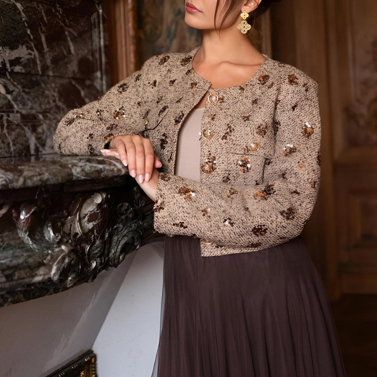 Eleganter Damen Kurzblazer aus beigefarbenem Tweed mit Pailletten-Details, festlich kombiniert zu braunem Rock – STILESSENZ Mode