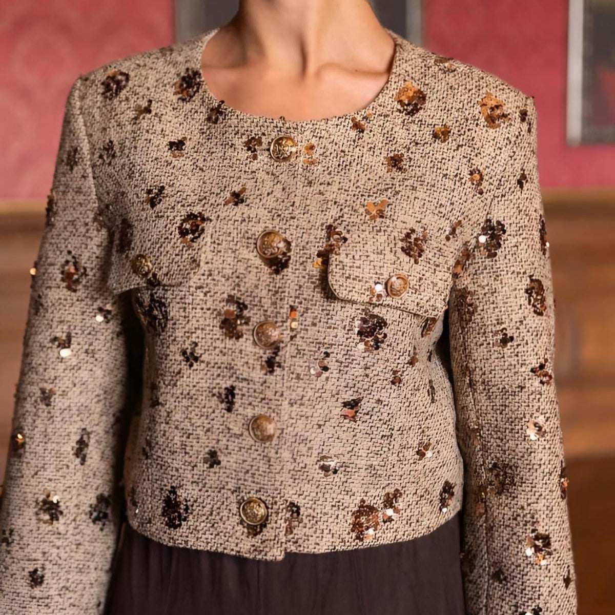Beiger Damen Kurzblazer aus Tweed mit goldenen Knöpfen und glitzernden Pailletten-Details – festliche Eleganz von STILESSENZ