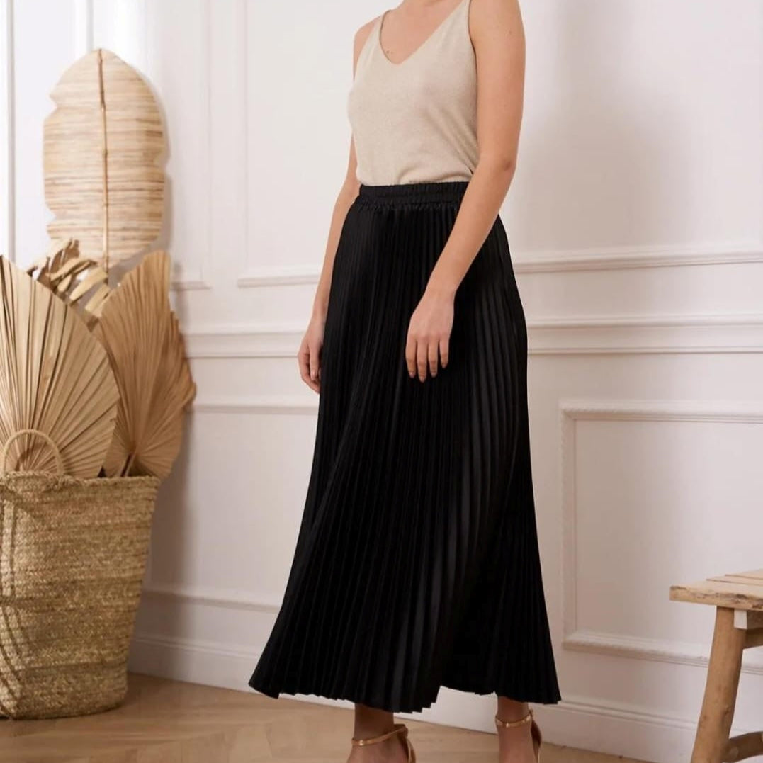 Damen Maxirock Schwarz im eleganten Plissee-Stil, langer Rock aus Polyester kombiniert mit hellem Top – STILESSENZ Fashion
