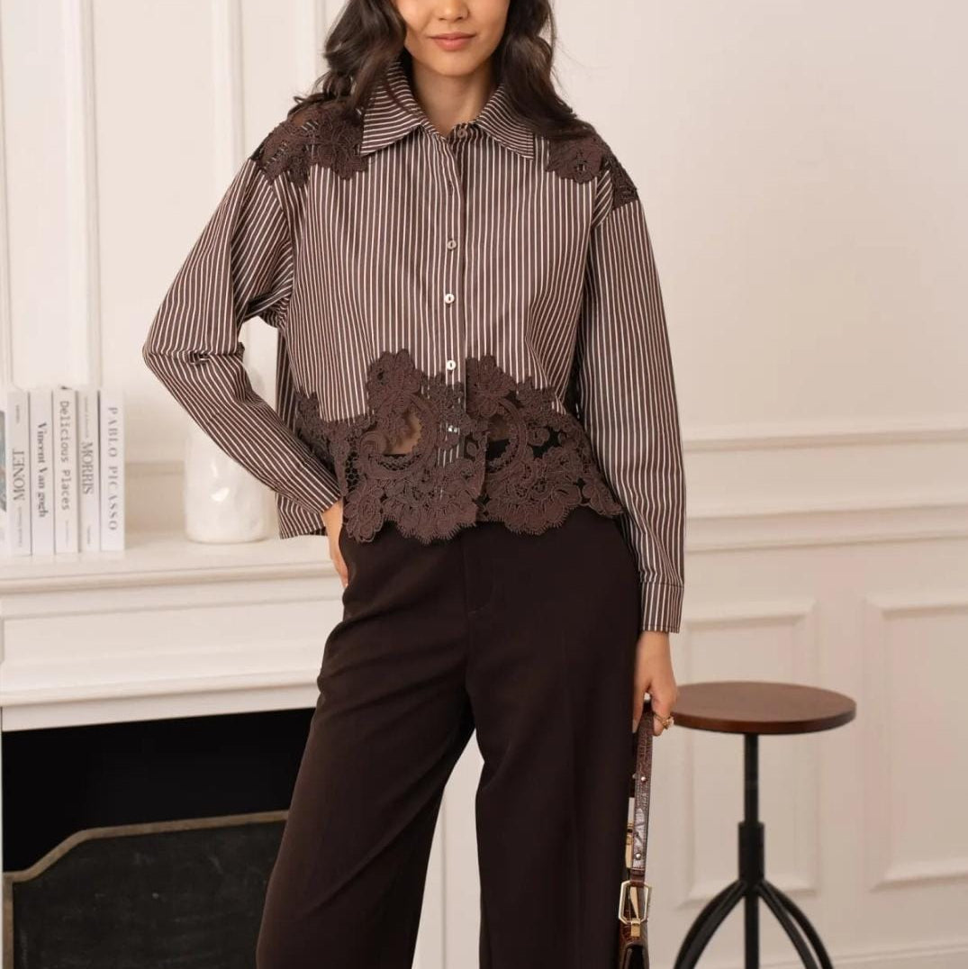 Elegante Damen Streifenbluse mit brauner Spitzenapplikation, Knopfleiste und Bubikragen in Braun-Weiß gestreift von STILESSENZ