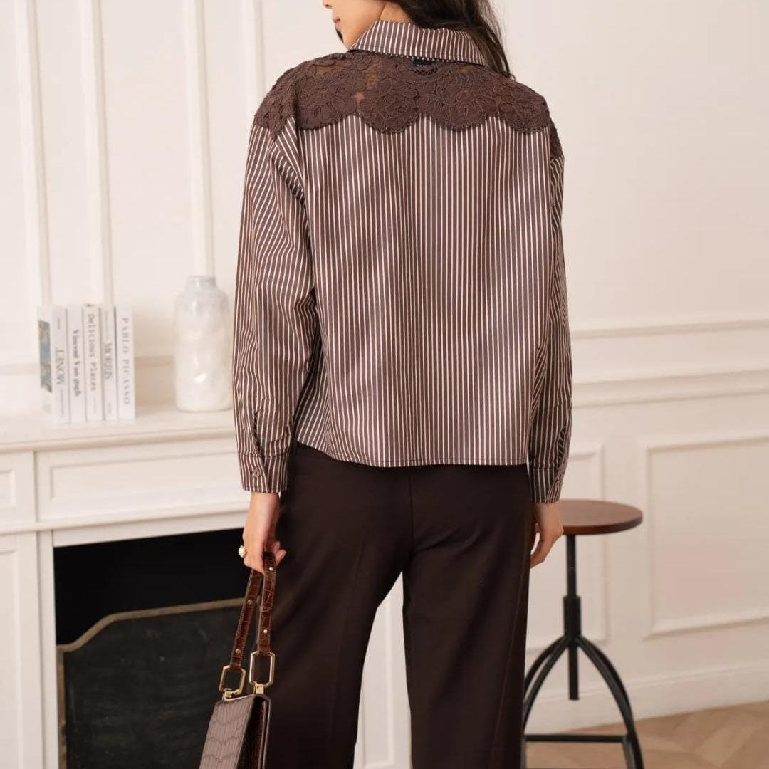 Rückansicht Damen Streifenbluse mit durchgehender Spitzenborte im Schulterbereich, gestreiftes Design in Braun-Weiß