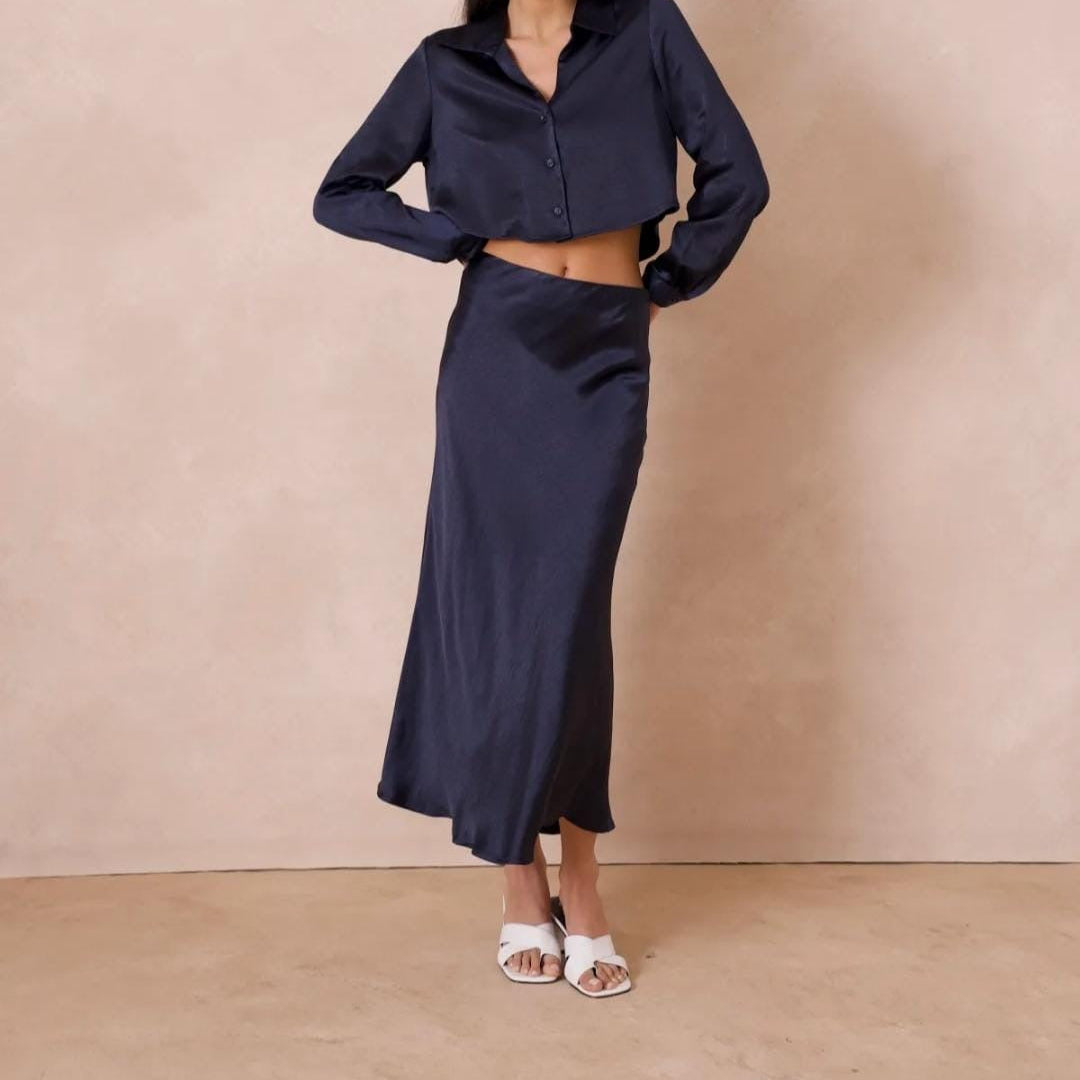 Dunkelblauer Midi Rock im Satinlook für Damen, elegant kombiniert mit einer Bluse