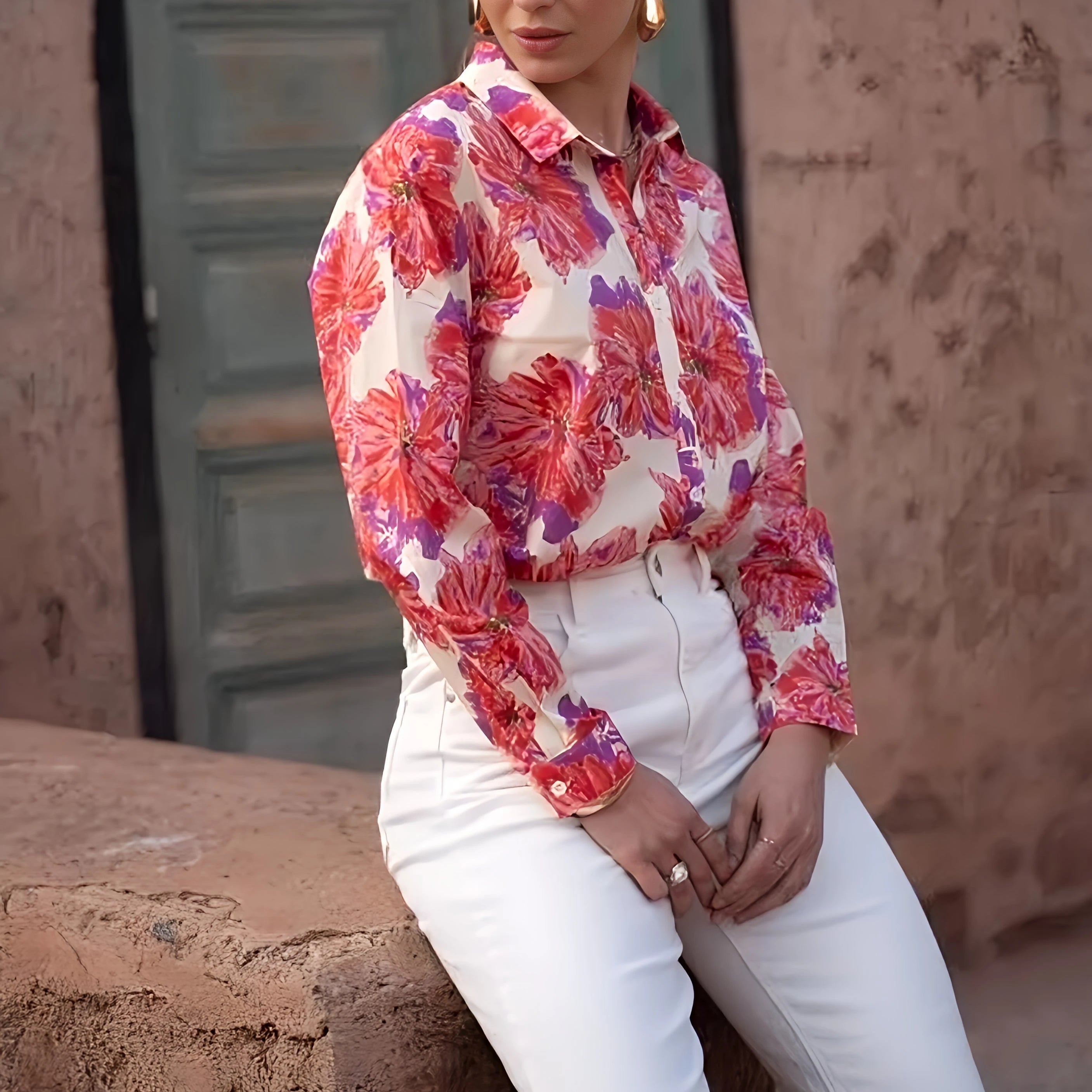 Elegante Bluse Florence aus Baumwolle mit floralem Muster in Rot- und Pinktönen, Hemdkragen, Knopfleiste und langen Ärmeln.