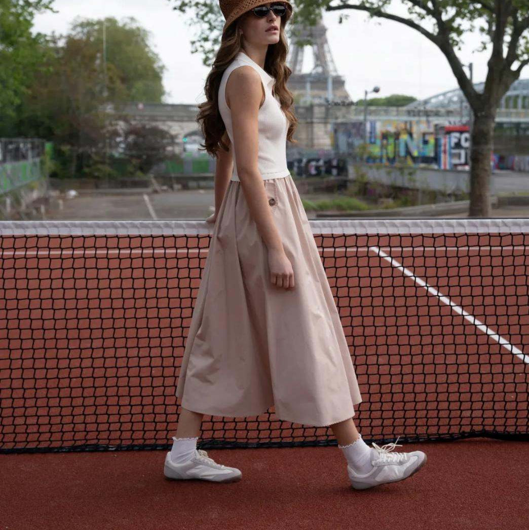 Seitenansicht Feinstrick Midi-Kleid Beige mit fließendem Baumwollrock für Damen